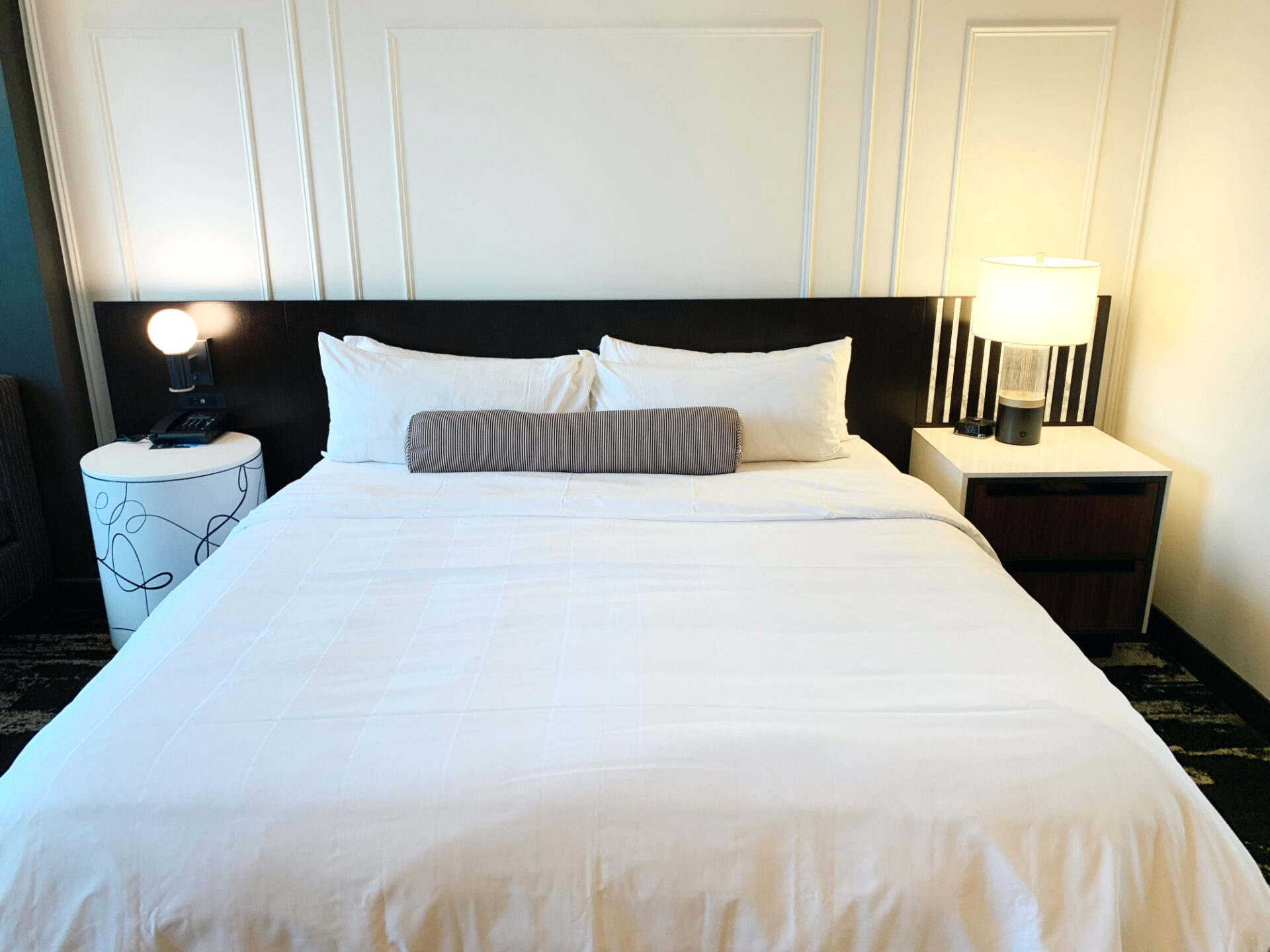 Nice bed in Marriot hotel with white sheets